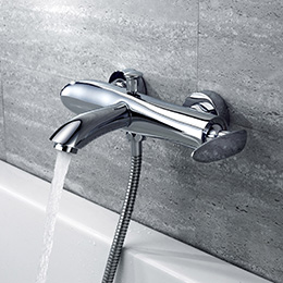 robinet de baignoire mural chromé