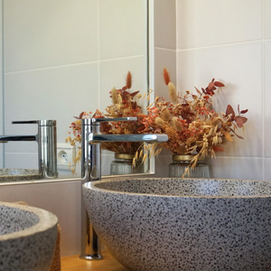 mitigeur de lavabo chromé dans salle de bain contemporaine 