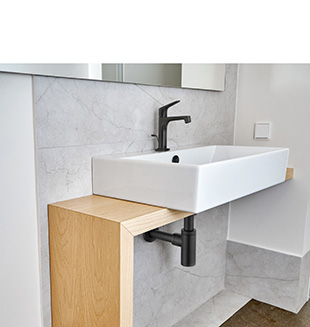 mitigeur de lavabo et siphon apparent dans ambiance moderne 