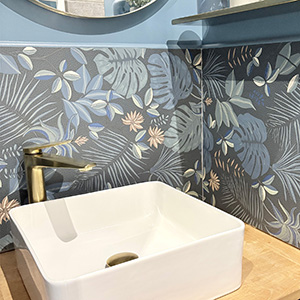 mitigeur de lavabo bec haut finition laiton brossé dans salle de bain moderne