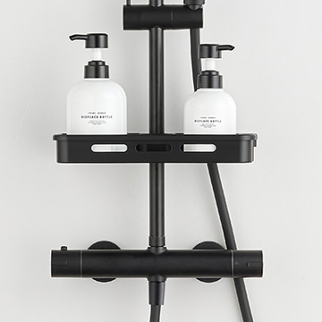 porte savon moderne noir mat sur colonne de douche 