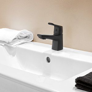 Lave-mains compact dans WC moderne