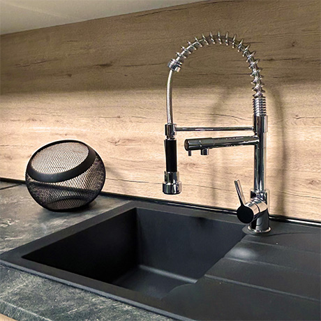 Mitigeur inox sur évier profond cuisine moderne