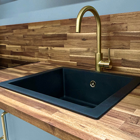 Robinet cuisine doré dans ambiance naturelle