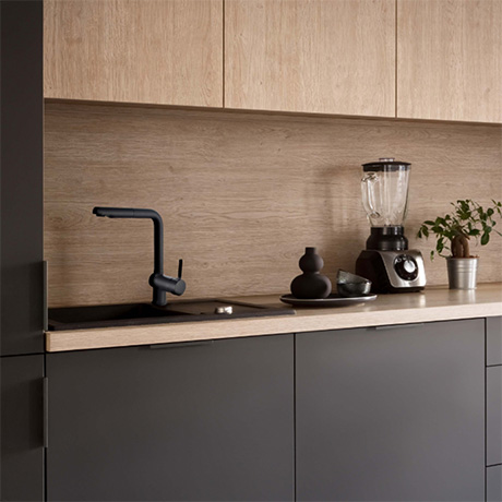 Robinet cuisine noir dans décor moderne