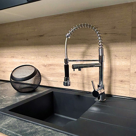 Robinet noir et chromée avec douchette extractible pour cuisine moderne