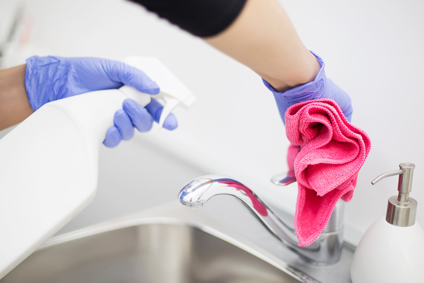 Main nettoyant un mitigeur chromé