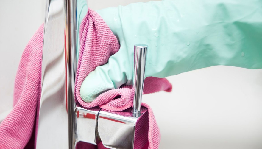 Entretien d’un mitigeur avec chiffon doux