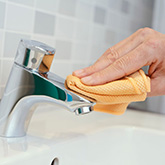 Nettoyer un robinet sans l’abîmer