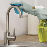 Étape de nettoyage d’un mitigeur de cuisine