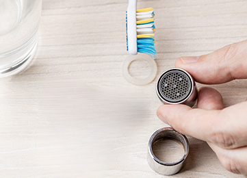 Étape de nettoyage d’un aérateur de robinet