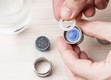 Démonter et nettoyer un aérateur de mitigeur