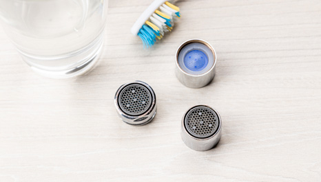 Démonter et nettoyer un aérateur de mitigeur