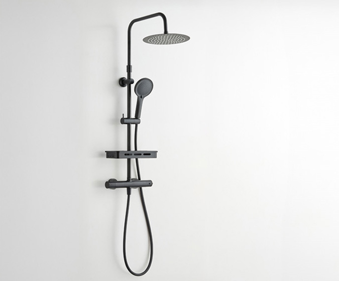 colonne de douche apparente noire mat avec tête de douche extra plate