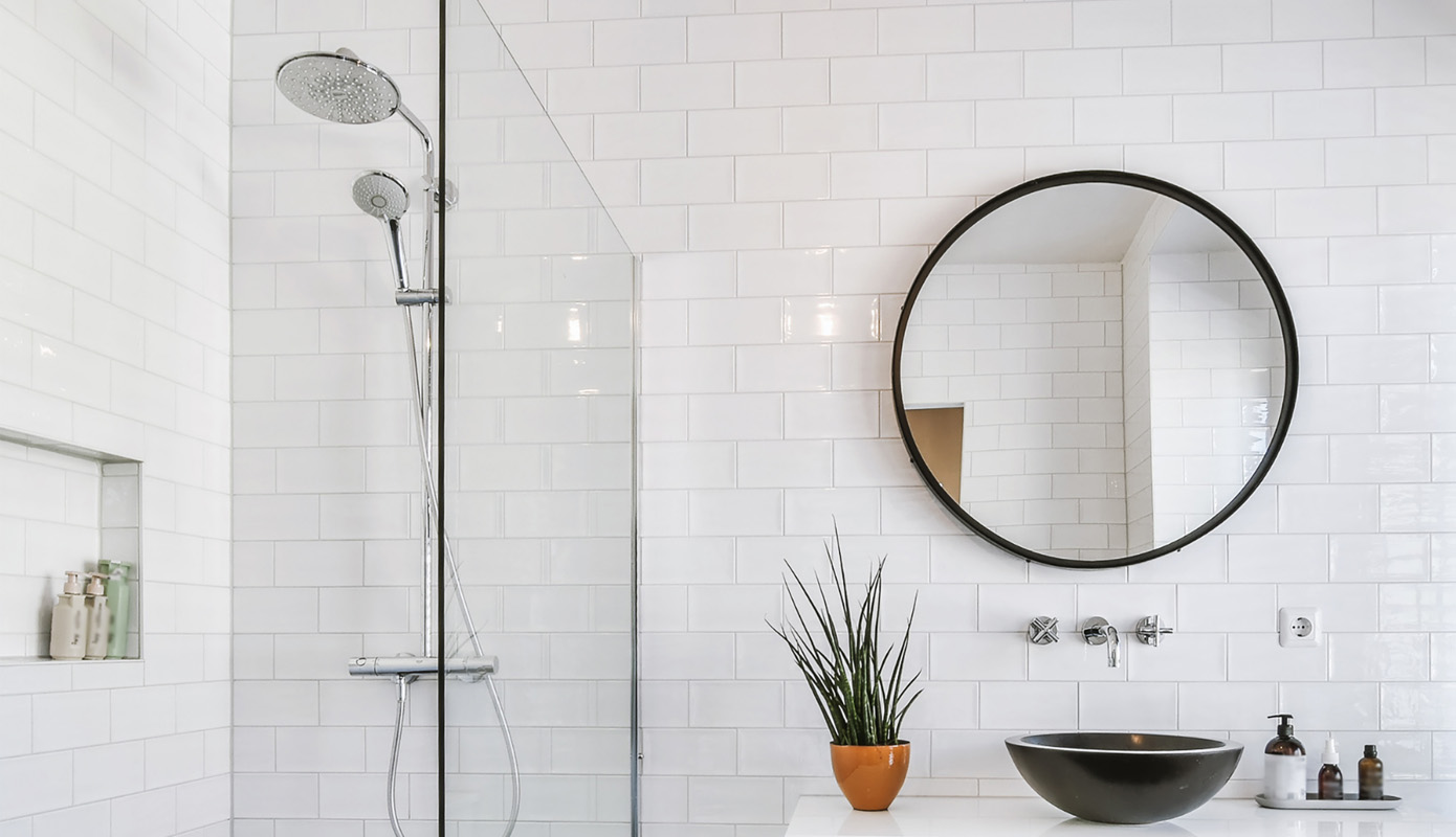 Colonne de douche inox dans salle de bain moderne
