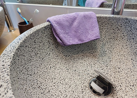 nettoyage d'une bonde de lavabo avec un chiffon doux