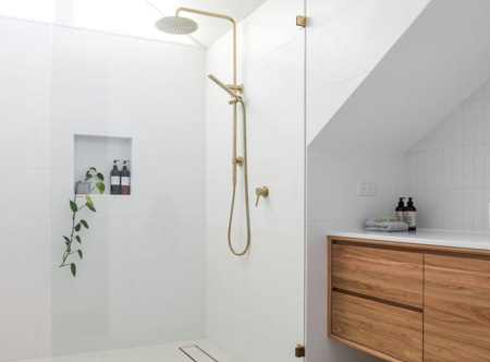 Ambiance douche moderne avec colonne de douche dorée